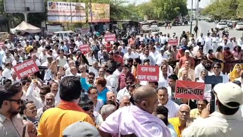 पहलगाम में हुई घटना के विरोध चित्तौड़गढ़ के सर्व समाज की और से प्रदर्शन किया। पहलगाम में हुई घटना के विरोध चित्तौड़गढ़ के सर्व समाज की और से प्रदर्शन किया।