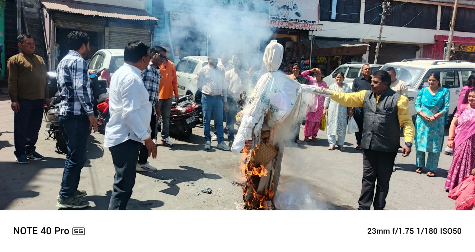 पौड़ी में पहलगाम घटना के बाद भाजपा व कांग्रेस ने फूंका पुतला जताया आक्रोश पौड़ी में पहलगाम घटना के बाद भाजपा व कांग्रेस ने फूंका पुतला जताया आक्रोश