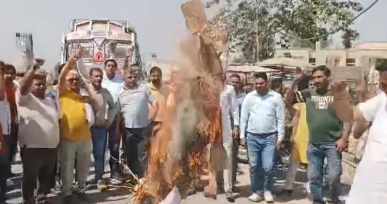 पुतला फूंकते हुए विहिप कार्यकर्ता पुतला फूंकते हुए विहिप कार्यकर्ता