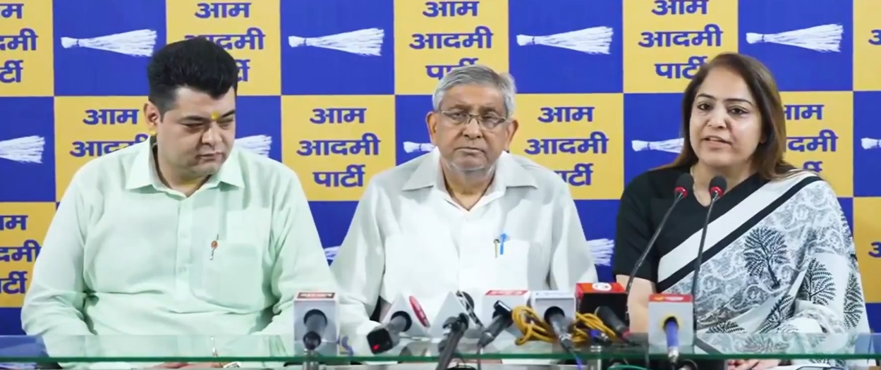 पत्रकार वार्ता करते नेता पत्रकार वार्ता करते नेता
