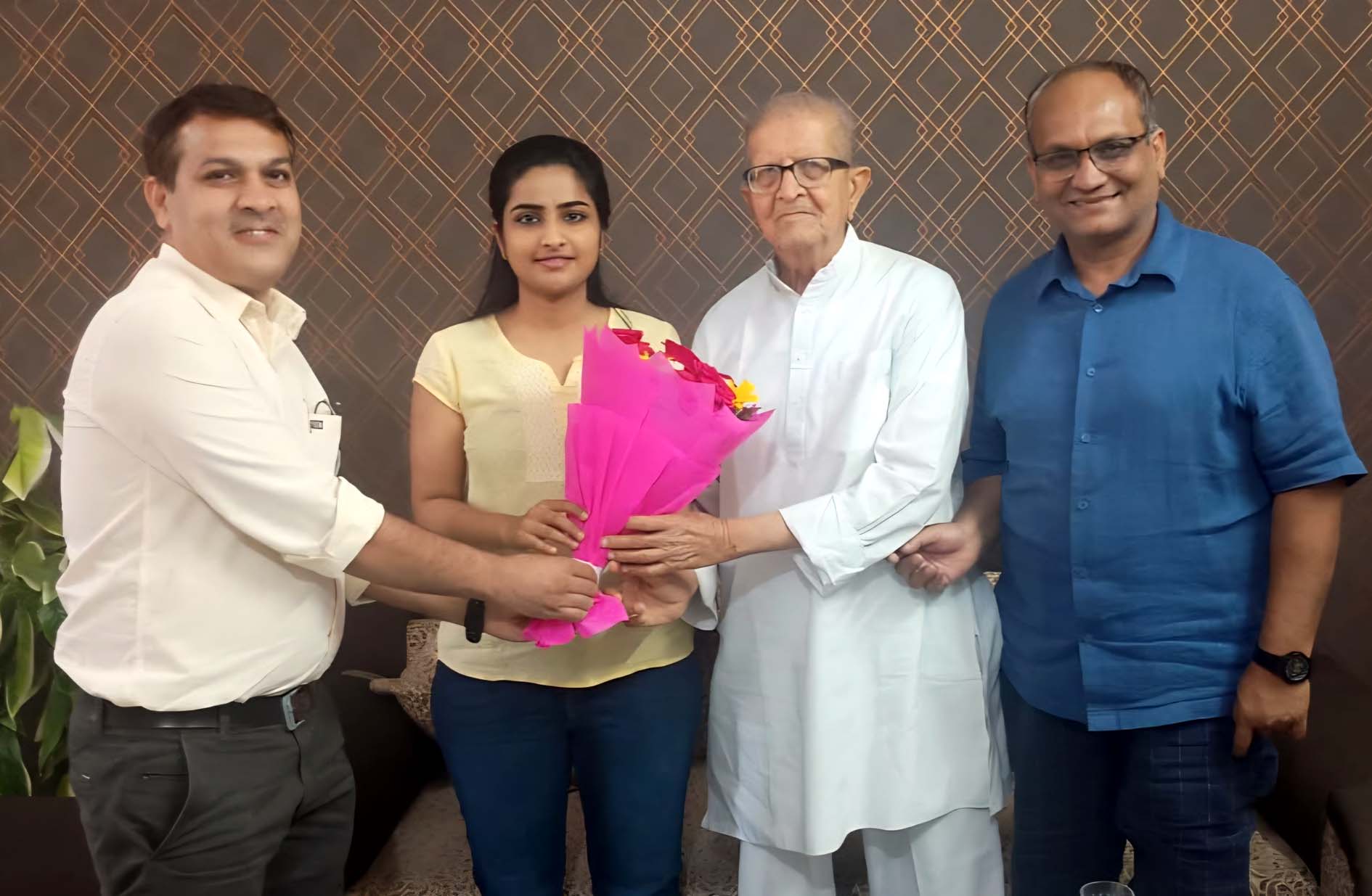 ध्वनि को सम्मानित करते एलआईसी के अधिकारी। ध्वनि को सम्मानित करते एलआईसी के अधिकारी।