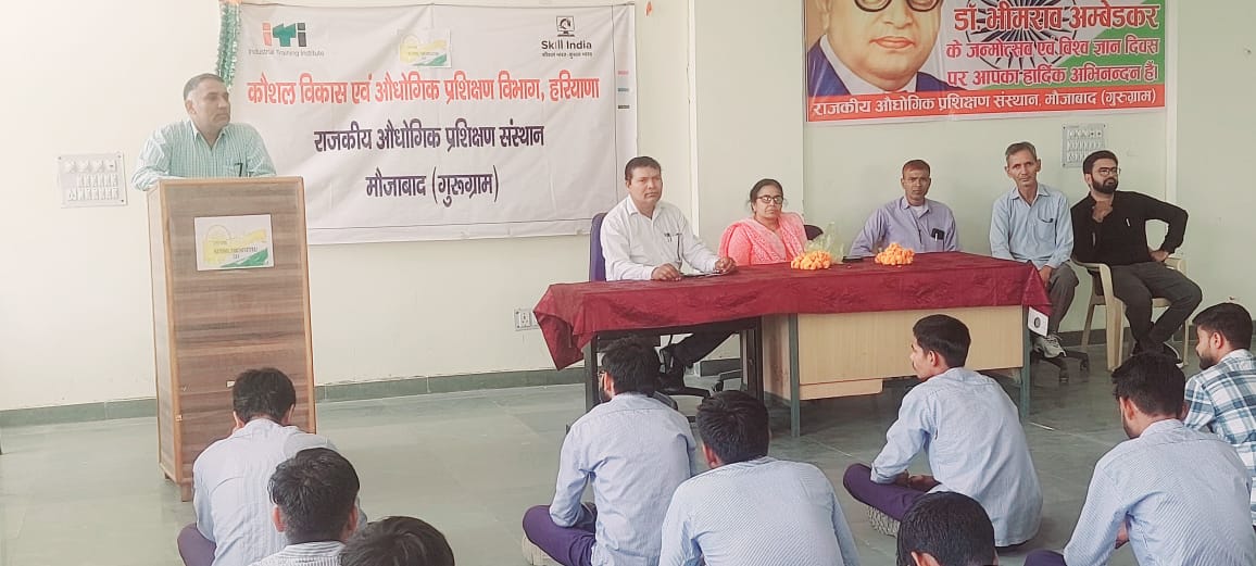 फोटो : पंचायती राज दिवस की जानकारी देते हुए। फोटो : पंचायती राज दिवस की जानकारी देते हुए।