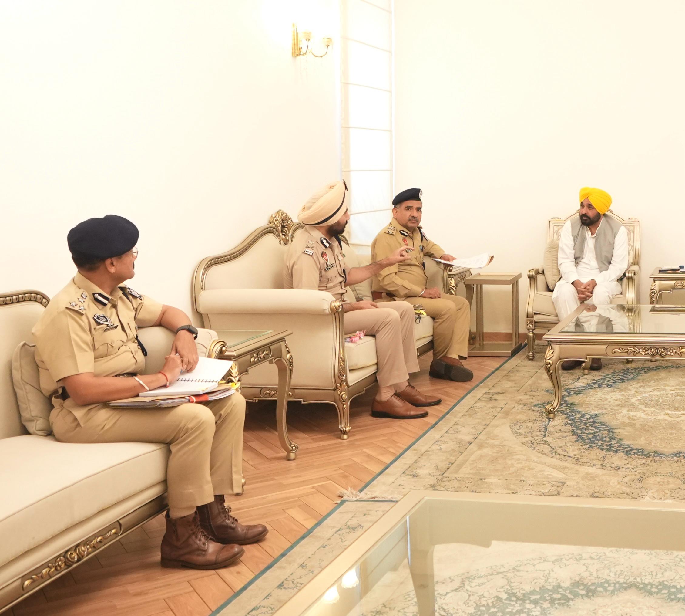 पंजाब के मुख्यमंत्री भगवंत मान पुलिस अधिकारियों के साथ बैठक करते हुए पंजाब के मुख्यमंत्री भगवंत मान पुलिस अधिकारियों के साथ बैठक करते हुए