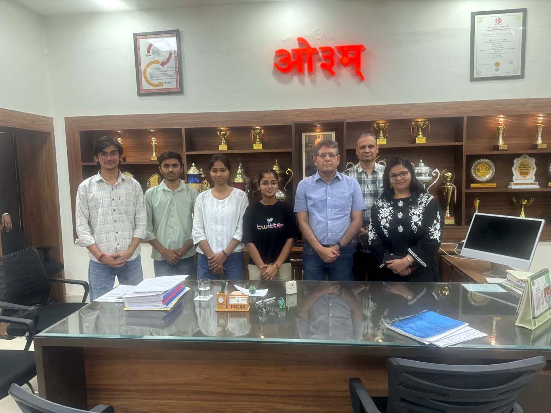 टॉप टैन में स्थान पाने वाले विद्यार्थी प्राचार्य के साथ। टॉप टैन में स्थान पाने वाले विद्यार्थी प्राचार्य के साथ।