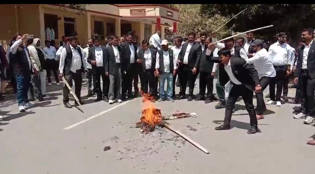 अधिवक्ता पाकिस्तान का पूतला फूंकते हुए अधिवक्ता पाकिस्तान का पूतला फूंकते हुए