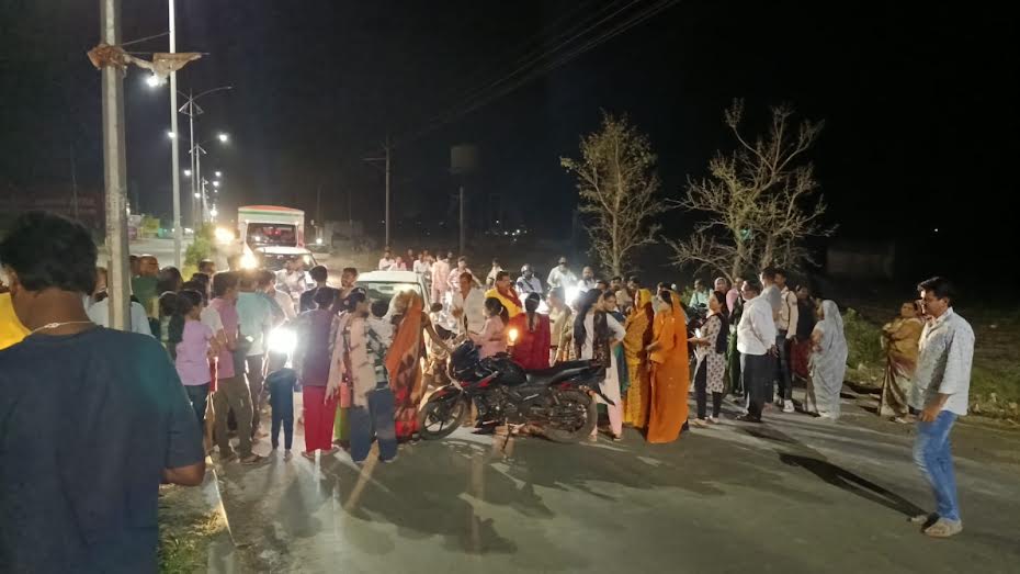 रिहायशी इलाकों में शराब दुकान खोलने का विरोध, लोगों ने किया चक्का जाम रिहायशी इलाकों में शराब दुकान खोलने का विरोध, लोगों ने किया चक्का जाम