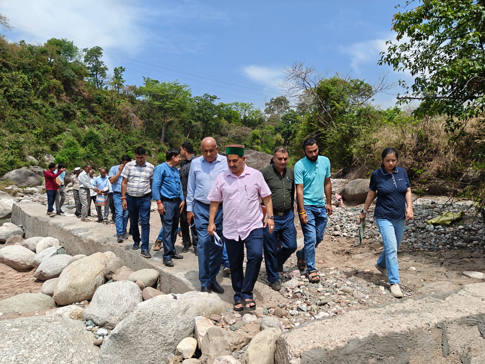 कूहल का निरीक्षण करते हुए केवल पठानिया। कूहल का निरीक्षण करते हुए केवल पठानिया।