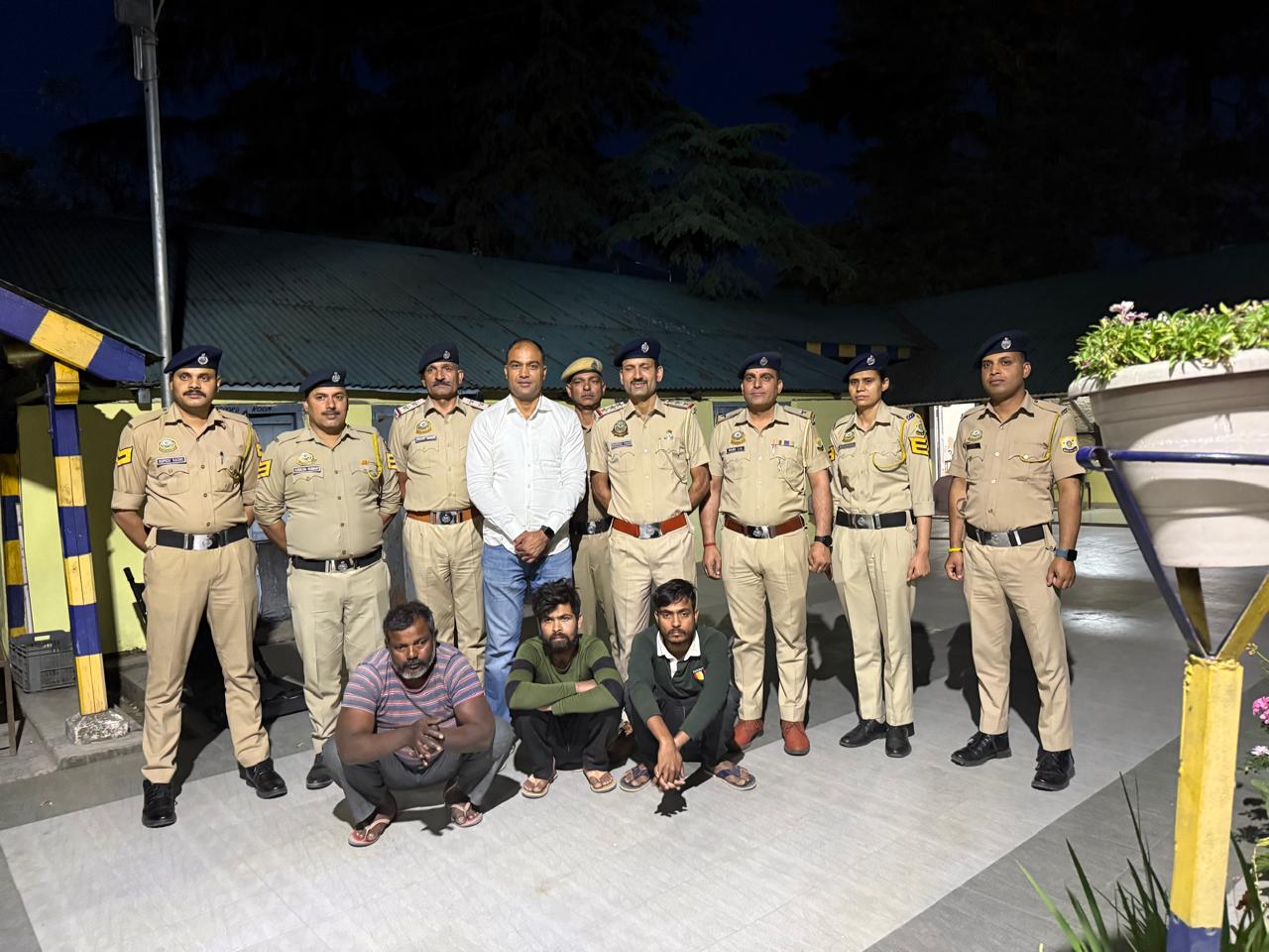 महिला की हत्या के मामले में पकड़े गए आरोपित पुलिस टीम के साथ। महिला की हत्या के मामले में पकड़े गए आरोपित पुलिस टीम के साथ।