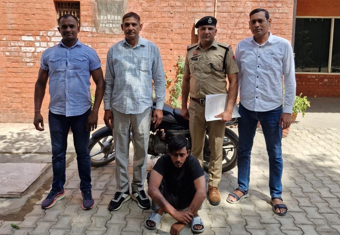 बाइक चोर को अपनी गिरफ्त में लिए पुलिस टीम बाइक चोर को अपनी गिरफ्त में लिए पुलिस टीम