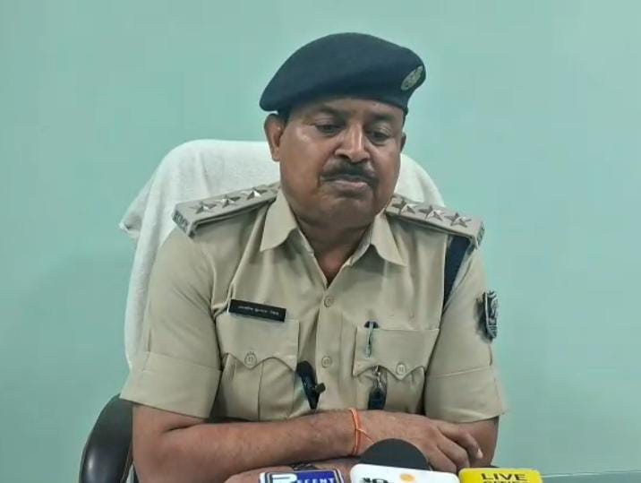 जानकारी देते डीएसपी जानकारी देते डीएसपी