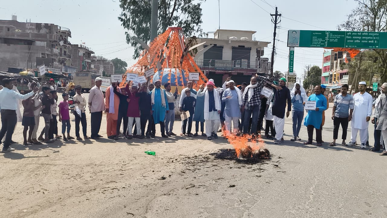 मुस्लिम समुदाय ने किया आतंकी हमले के विरोध में पुतला दहन। मुस्लिम समुदाय ने किया आतंकी हमले के विरोध में पुतला दहन।