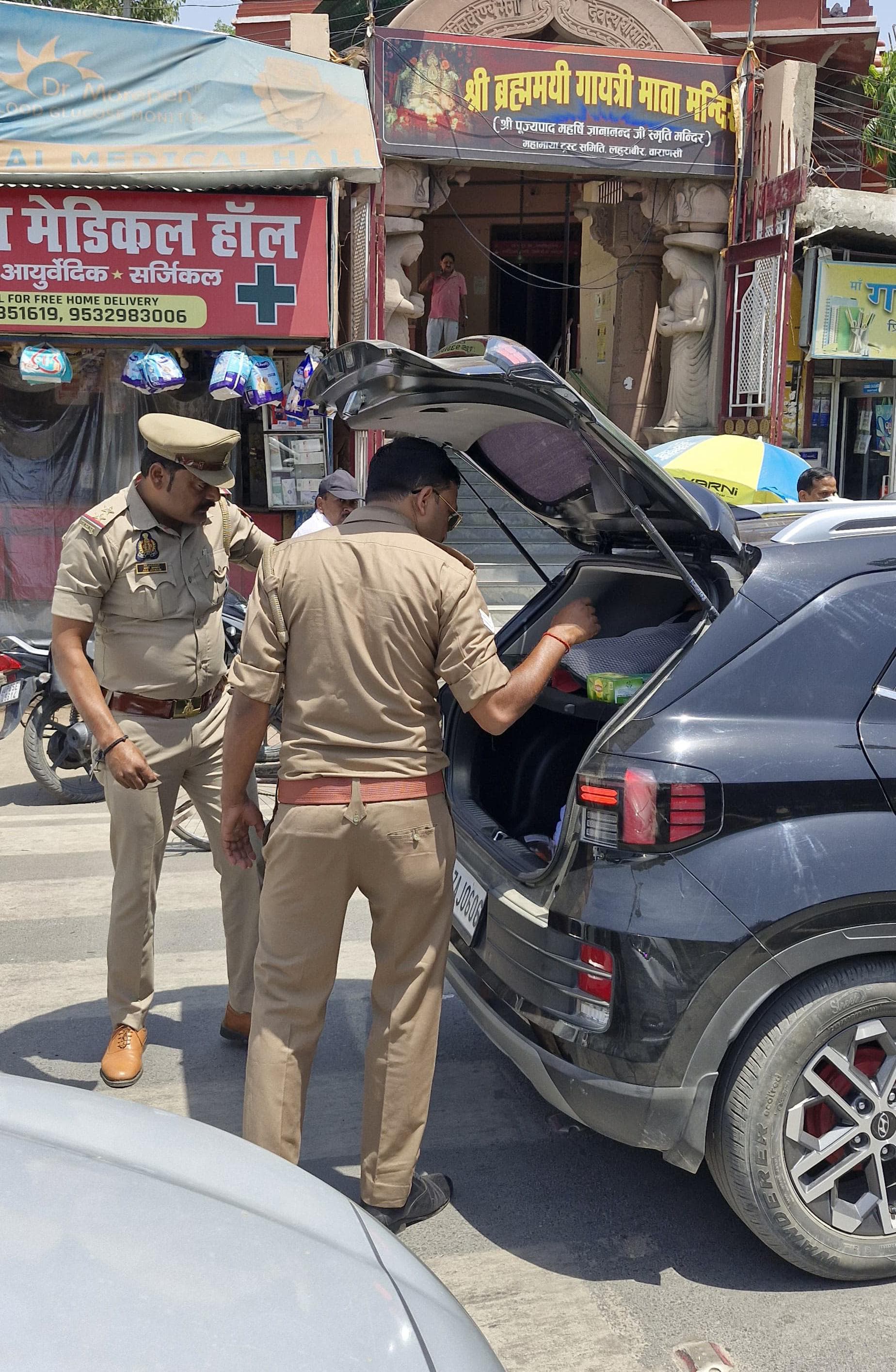 वाहनों की चेकिंग करते अफसर वाहनों की चेकिंग करते अफसर