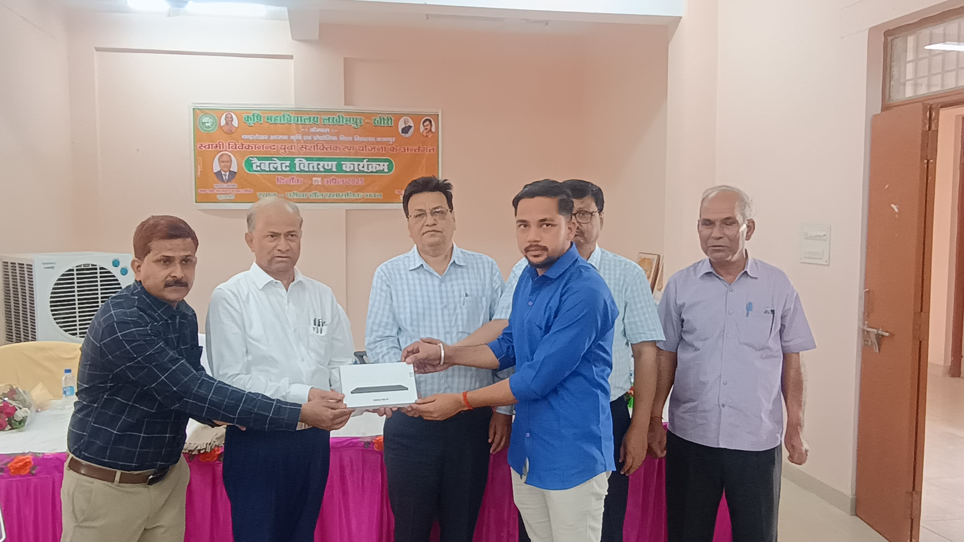 महाविद्यालय में टेबलेट वितरण करते कुलपति महाविद्यालय में टेबलेट वितरण करते कुलपति