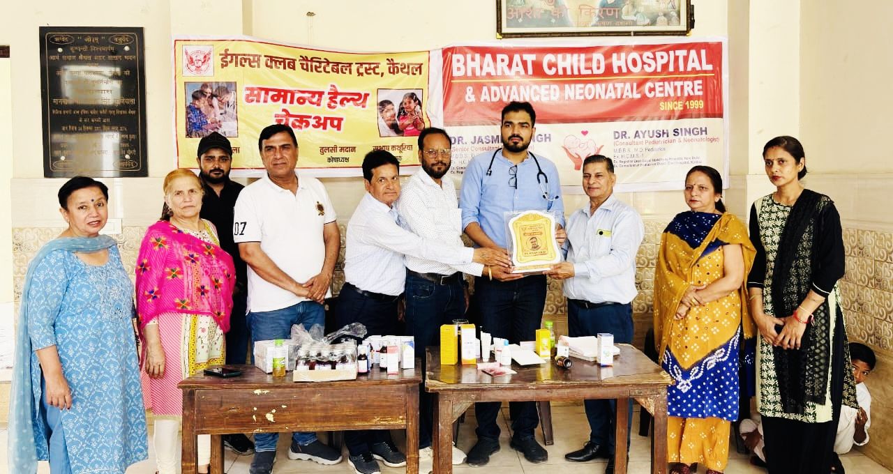 चिकित्सक को सम्मानित करते हुए क्लब के पदाधिकारीगण। चिकित्सक को सम्मानित करते हुए क्लब के पदाधिकारीगण।