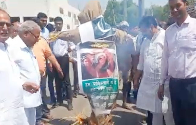 सोनीपत: नई अनाज मंडी में व्यापारियों और आढतियों ने पाकिस्तान के खिलाफ विरोध प्रदर्शन किया सोनीपत: नई अनाज मंडी में व्यापारियों और आढतियों ने पाकिस्तान के खिलाफ विरोध प्रदर्शन किया