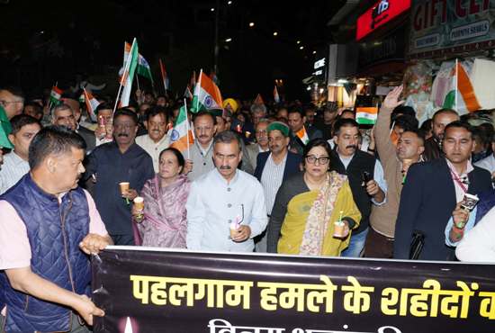 मुख्यमंत्री ने पहलगाम आतंकी हमले के विरोध में केंडल लाइट मार्च में भाग लिया मुख्यमंत्री ने पहलगाम आतंकी हमले के विरोध में केंडल लाइट मार्च में भाग लिया