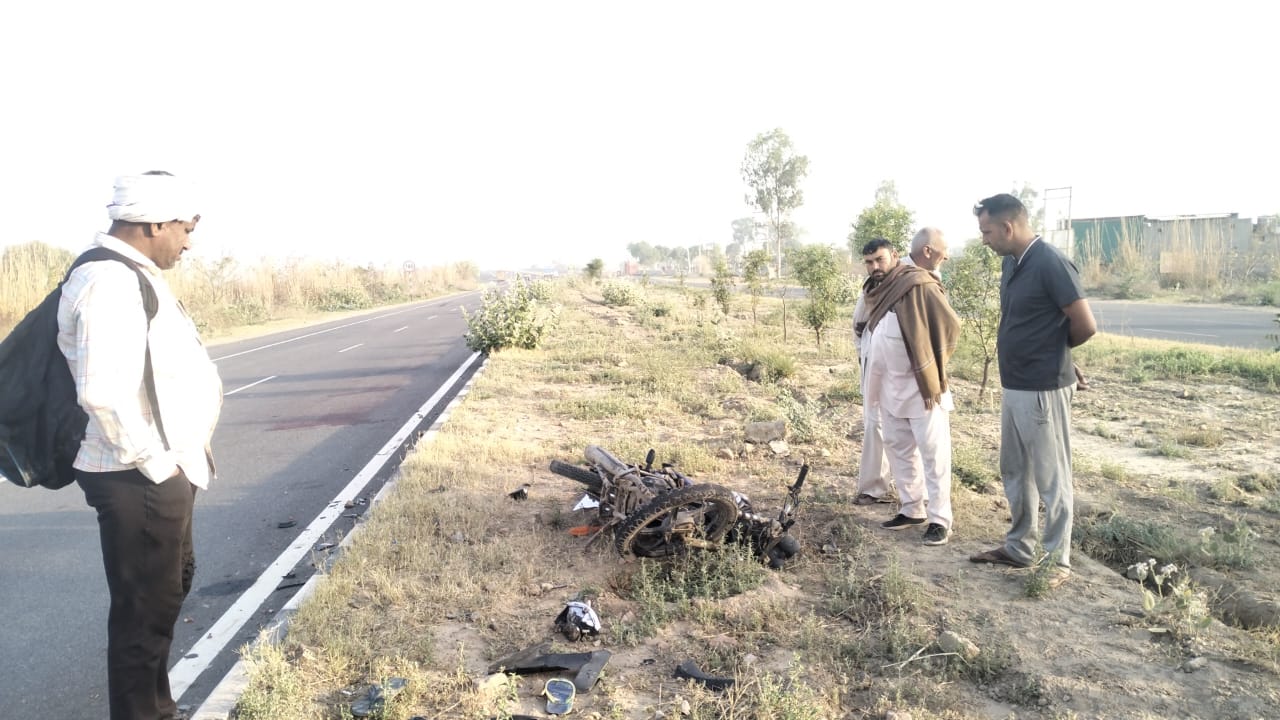 घटनास्थल पर पड़ी मृतक की बाइक। घटनास्थल पर पड़ी मृतक की बाइक।