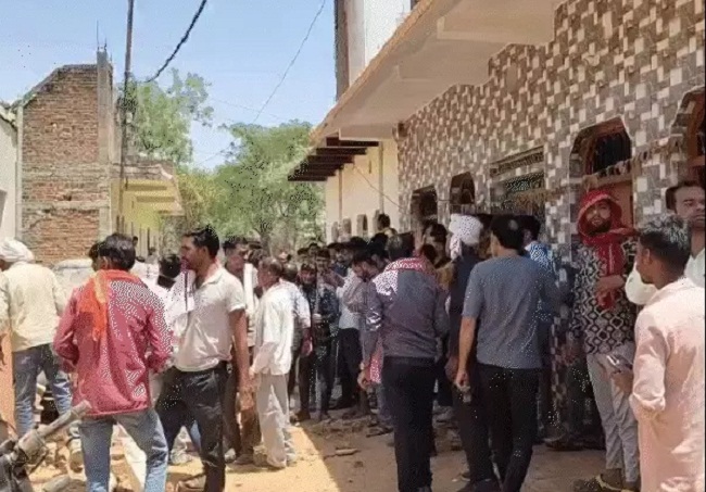 हादसे के बाद लोगों की भीड़ हादसे के बाद लोगों की भीड़