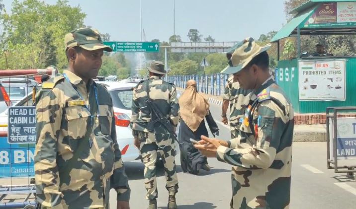 बीएसएफ के जवान सीमावर्ती क्षेत्र में जांच करते हुए बीएसएफ के जवान सीमावर्ती क्षेत्र में जांच करते हुए