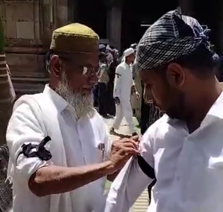 अहमदाबाद में मुस्लिम समाज के लाेगाें ने हाथ में काली पट्टी बांधकर पहलगाम आतंकी घटना का विराेध किया। अहमदाबाद में मुस्लिम समाज के लाेगाें ने हाथ में काली पट्टी बांधकर पहलगाम आतंकी घटना का विराेध किया।
