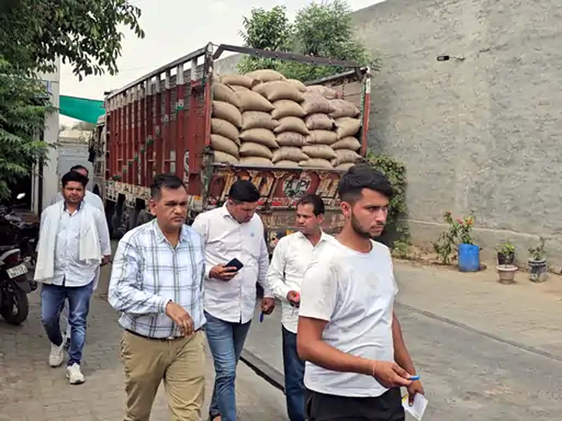 धर्मकांटे पर जांच करते सीएम फ्लाइंग व मापतोल अधिकारी।