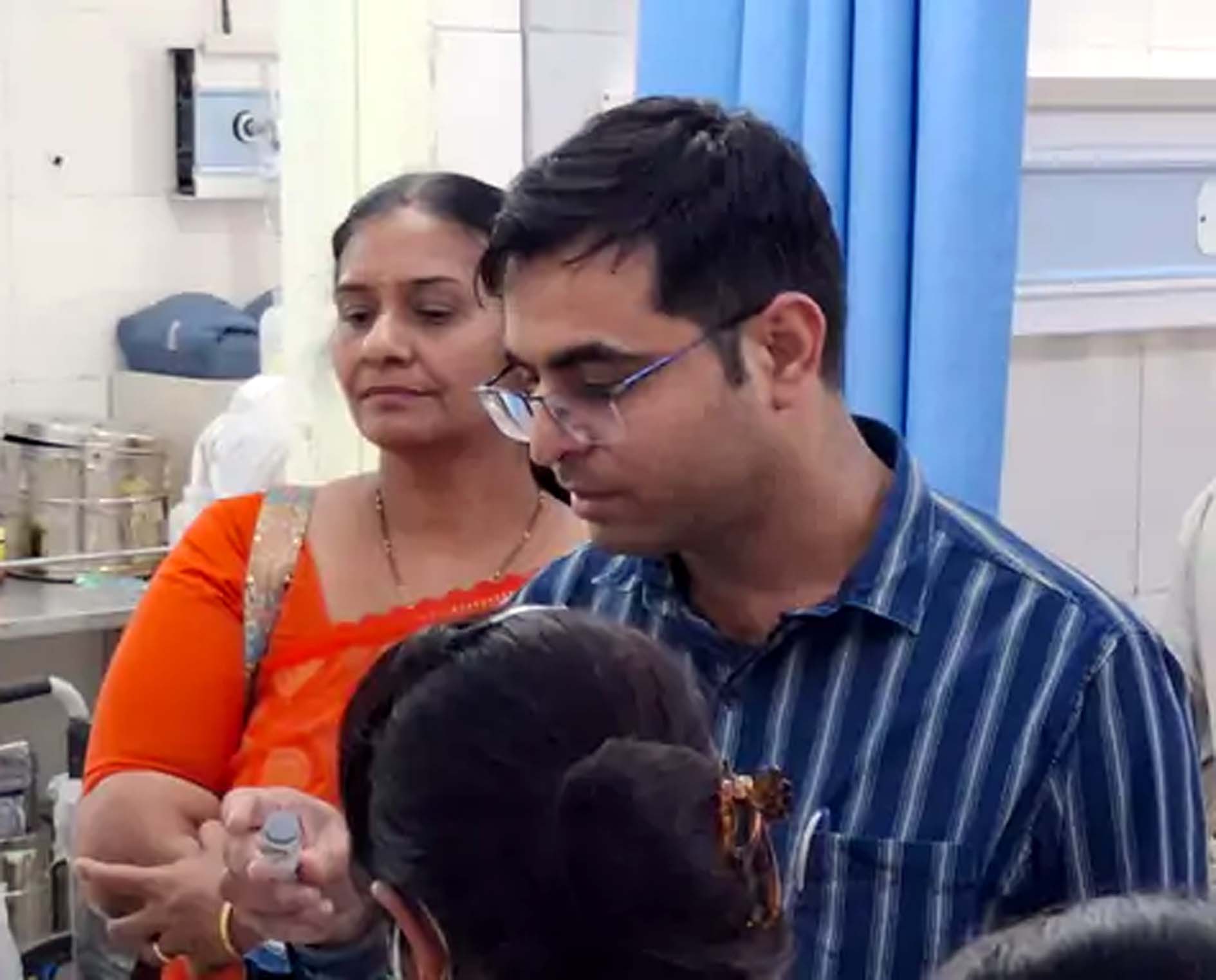 निरीक्षण के दौरान जांच पड़ताल करती मुस्कान टीम। निरीक्षण के दौरान जांच पड़ताल करती मुस्कान टीम।