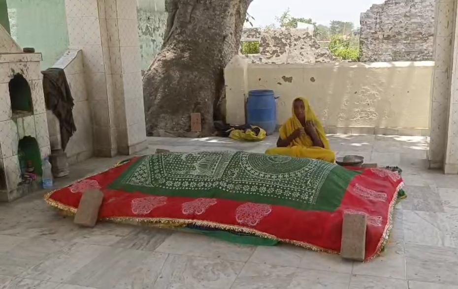 सेवा करती महिला सेवा करती महिला