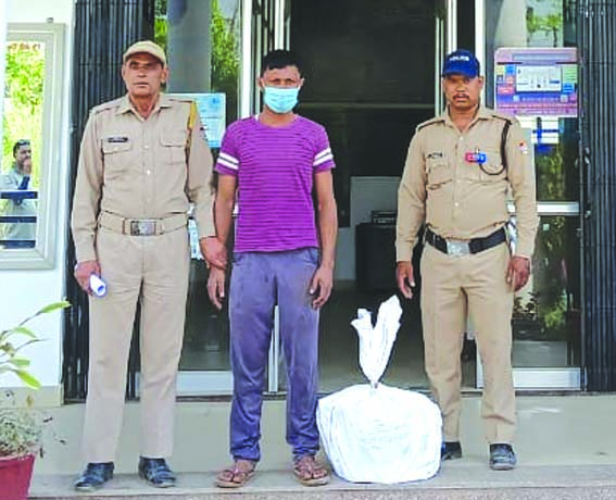 पुलिस गिरफ्त में आरोपित पुलिस गिरफ्त में आरोपित