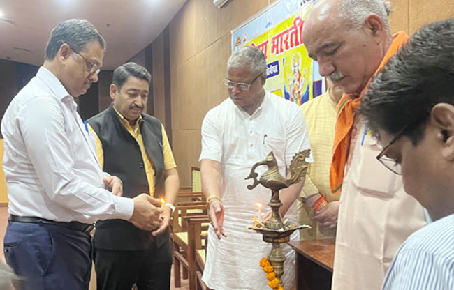 सोनीपत: आरोग्य भारती के संगठन सचिव अशोक वार्ष्णेय दीप प्रज्जवलित करते हुए। सोनीपत: आरोग्य भारती के संगठन सचिव अशोक वार्ष्णेय दीप प्रज्जवलित करते हुए।