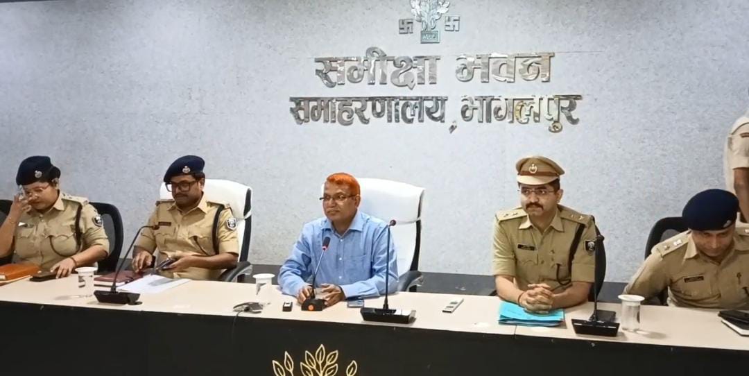 बैठक करते एडीजी बैठक करते एडीजी