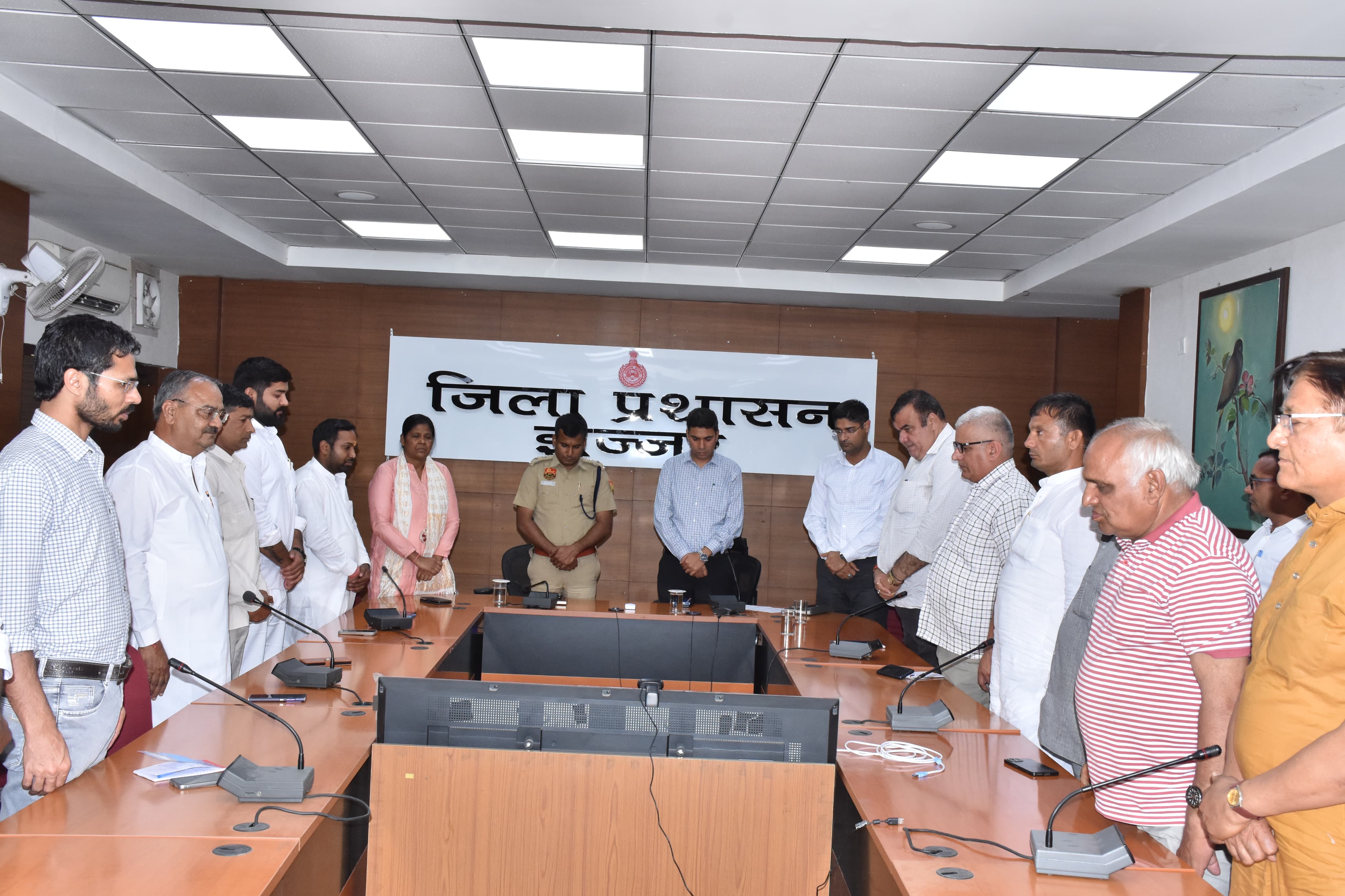 डीसी की अध्यक्षता में हुई बैठक में पहलगाम घटना में मारे सैलानियों के प्रति शोक व्यक्त करते सामाजिक कार्यकर्ता। डीसी की अध्यक्षता में हुई बैठक में पहलगाम घटना में मारे सैलानियों के प्रति शोक व्यक्त करते सामाजिक कार्यकर्ता।