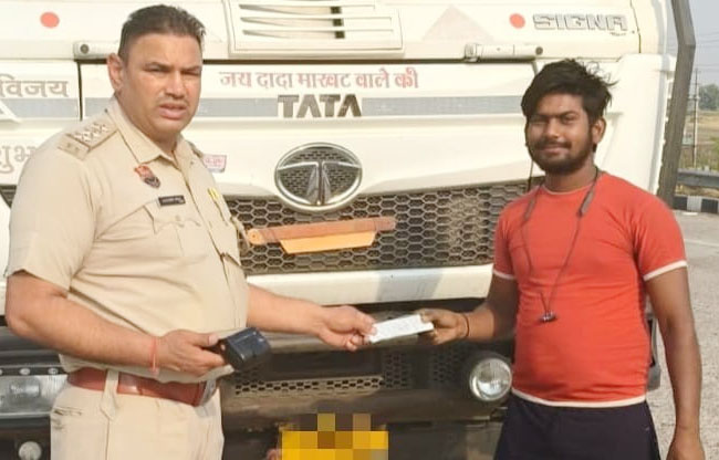 सोनीपत: भारी वाहन का चालान करते हुए। सोनीपत: भारी वाहन का चालान करते हुए।