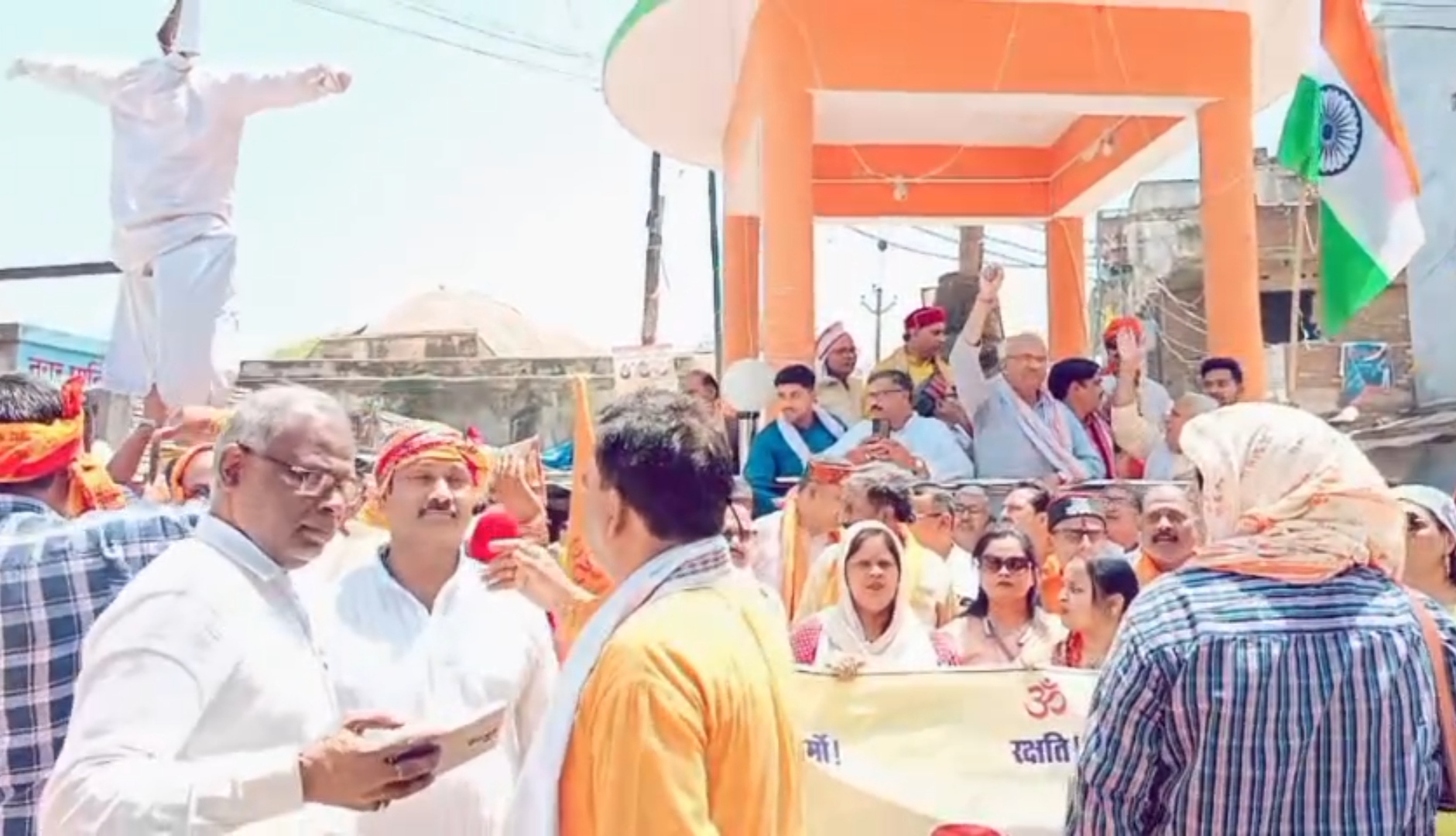 गुड़हट्टी चौराहे पर विश्व हिंदू परिषद, बजरंग दल और विभिन्न सामाजिक संगठनों के नेतृत्व में पाकिस्तान का झंडा और इस्लामिक आतंकवाद का पुतला दहन गुड़हट्टी चौराहे पर विश्व हिंदू परिषद, बजरंग दल और विभिन्न सामाजिक संगठनों के नेतृत्व में पाकिस्तान का झंडा और इस्लामिक आतंकवाद का पुतला दहन