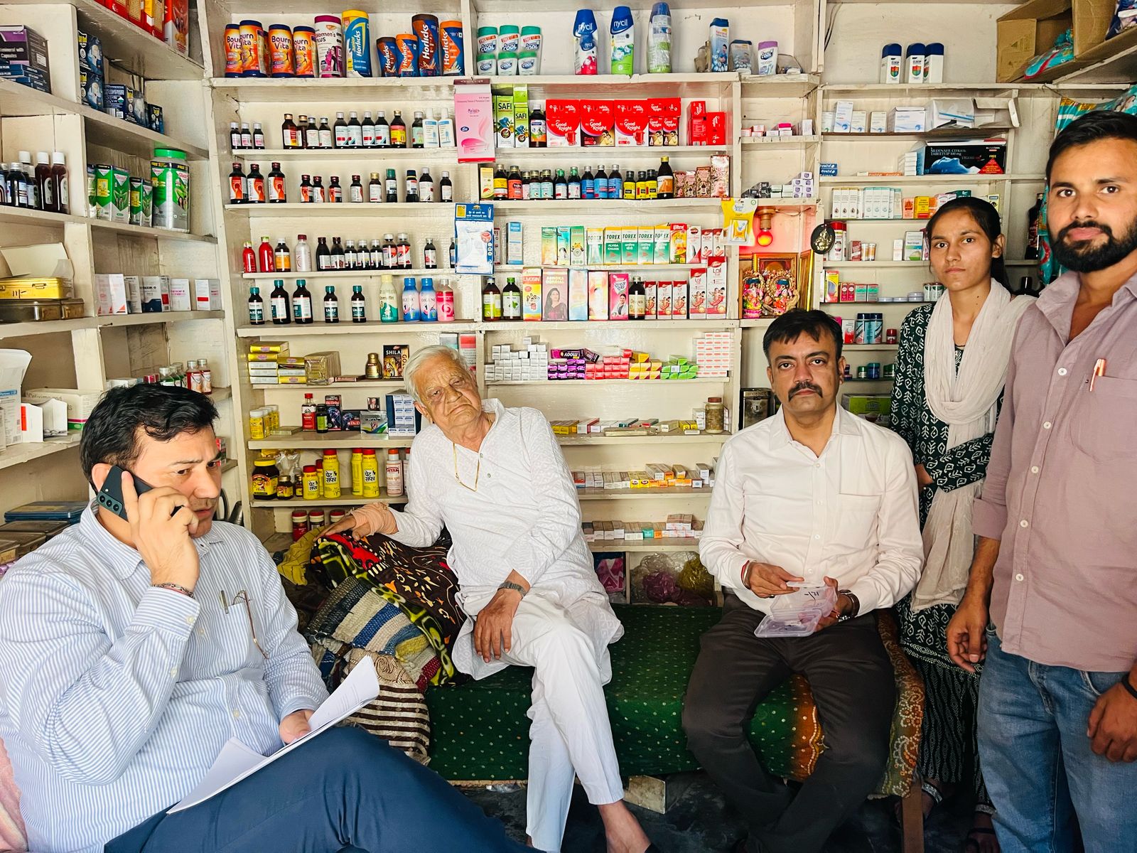 खाद्य एवं औषधि विभाग की टीम कार्रवाई करते हुए खाद्य एवं औषधि विभाग की टीम कार्रवाई करते हुए