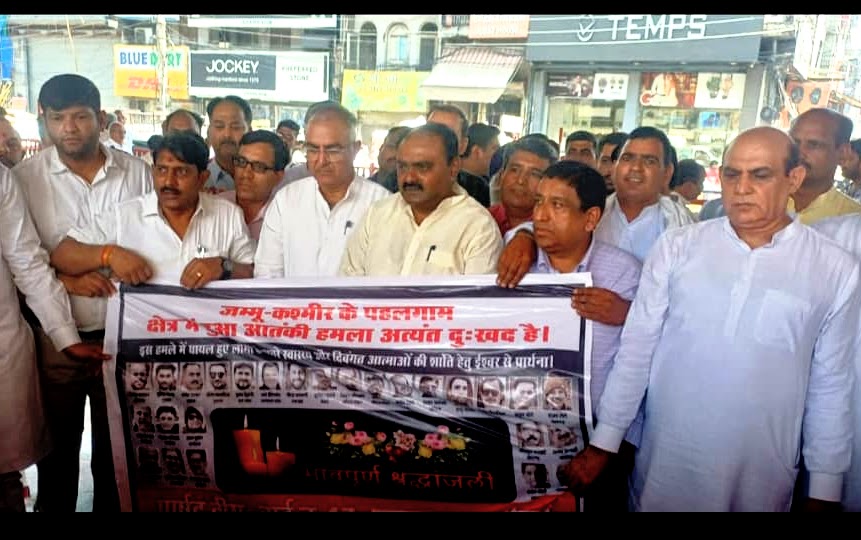 पानीपत में पाकिस्तान के खिलाफ प्रदर्शन करते सभी संस्थाओं के पदाधिकारी पानीपत में पाकिस्तान के खिलाफ प्रदर्शन करते सभी संस्थाओं के पदाधिकारी