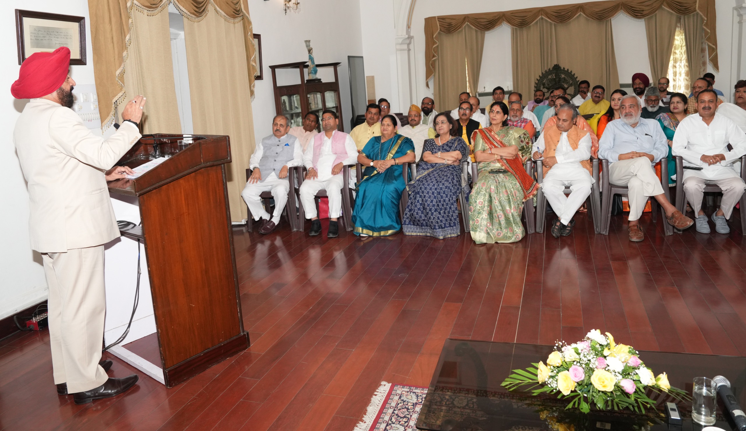 राज्यपाल राजभवन में नवीन दायित्व धारियों को संबोधित करते । राज्यपाल राजभवन में नवीन दायित्व धारियों को संबोधित करते ।
