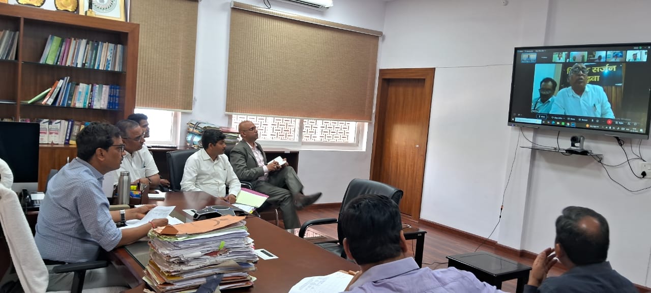 सभी सिविल सर्जन के साथ समीक्षा करते स्वास्थ्य सचिव की फोटो सभी सिविल सर्जन के साथ समीक्षा करते स्वास्थ्य सचिव की फोटो