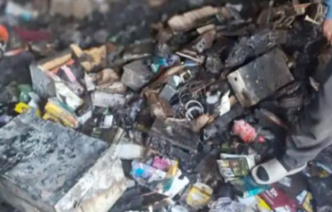सोनीपत: आगजनी में दुकान में जला हुअा सामान सोनीपत: आगजनी में दुकान में जला हुअा सामान