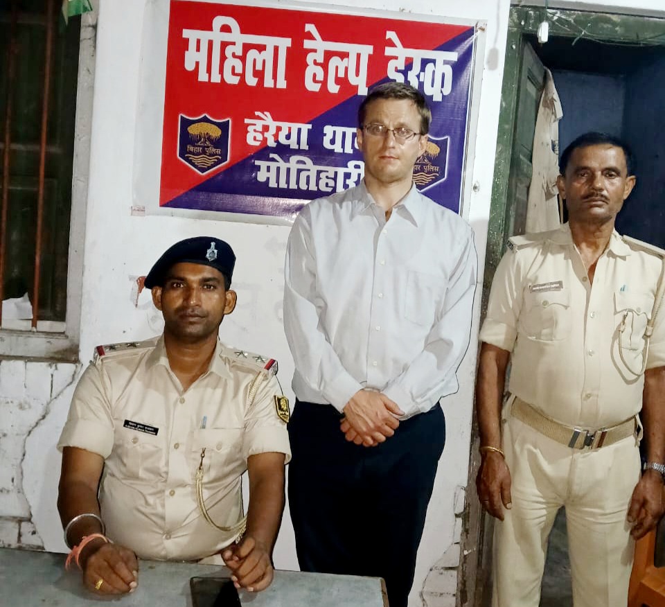 पुलिस गिरफ्त में अमेरिकी नागरिक पुलिस गिरफ्त में अमेरिकी नागरिक