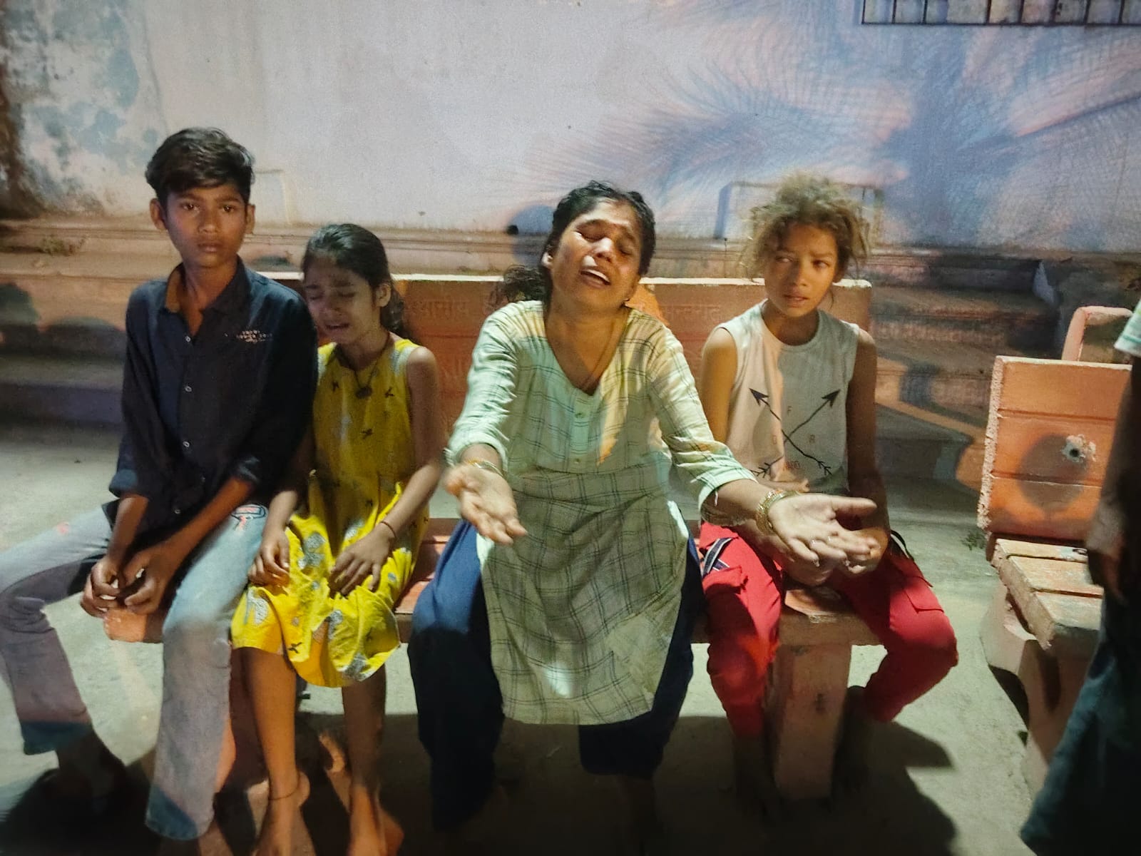 रोते बिलखते मृतक के परिजन रोते बिलखते मृतक के परिजन