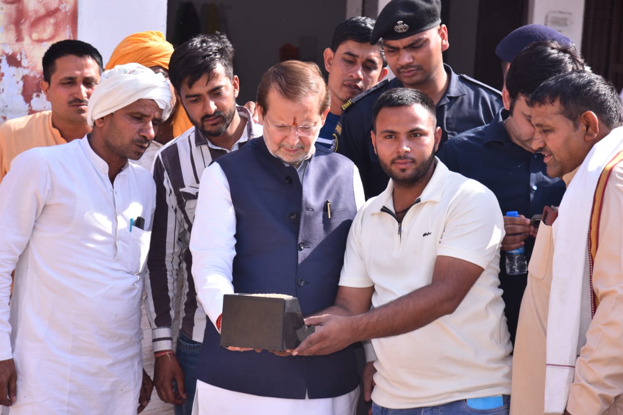 फसल खरीद का जायजा लेते कैबिनेट मंत्री डॉ अरविंद शर्मा। --------- फसल खरीद का जायजा लेते कैबिनेट मंत्री डॉ अरविंद शर्मा। ---------