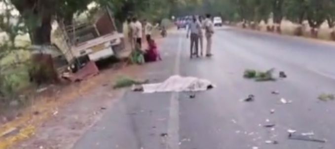 वडोदरा के डभोई के समीप सड़क हादसे के बाद सड़क किनारे क्षतिग्रस्त पीकअप वैन व जमा लोग। वडोदरा के डभोई के समीप सड़क हादसे के बाद सड़क किनारे क्षतिग्रस्त पीकअप वैन व जमा लोग।
