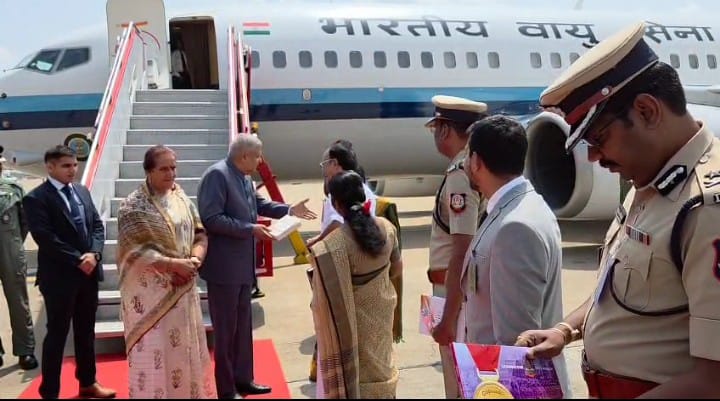 उपराष्ट्रपति तमिलनाडु पहुंचे उपराष्ट्रपति तमिलनाडु पहुंचे