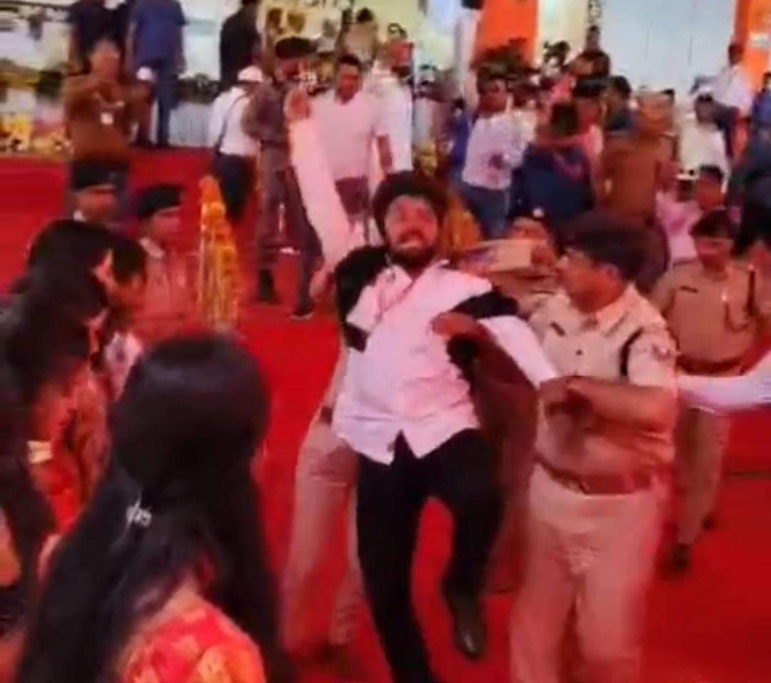 पुलिस हिरासत में छात्र पुलिस हिरासत में छात्र