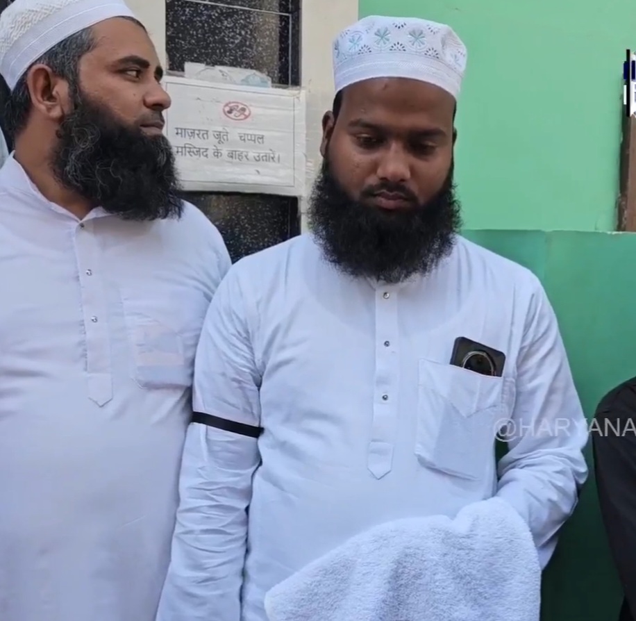 मस्जिद के बाहर काली पट्टी बांधे मुसलमान मस्जिद के बाहर काली पट्टी बांधे मुसलमान