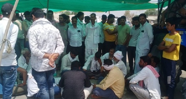 हादसे के बाद प्रदर्शन करते लोग हादसे के बाद प्रदर्शन करते लोग