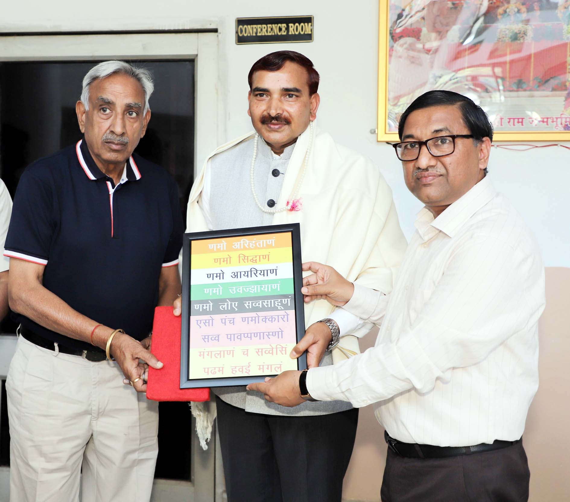 कुलपति प्रो. नरसी राम बिश्नोई को सम्मानित करते श्री श्वेतांबर स्थानकवासी जैन सभा, हिसार के सदस्यगण। कुलपति प्रो. नरसी राम बिश्नोई को सम्मानित करते श्री श्वेतांबर स्थानकवासी जैन सभा, हिसार के सदस्यगण।