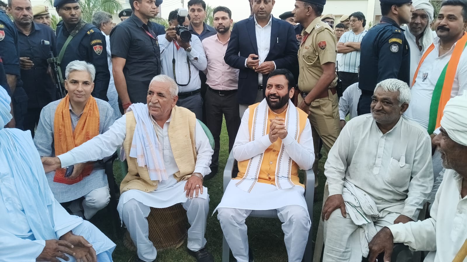 खाप प्रतिनिधियों से मिलते हुए सीएम नायब सैनी। खाप प्रतिनिधियों से मिलते हुए सीएम नायब सैनी।