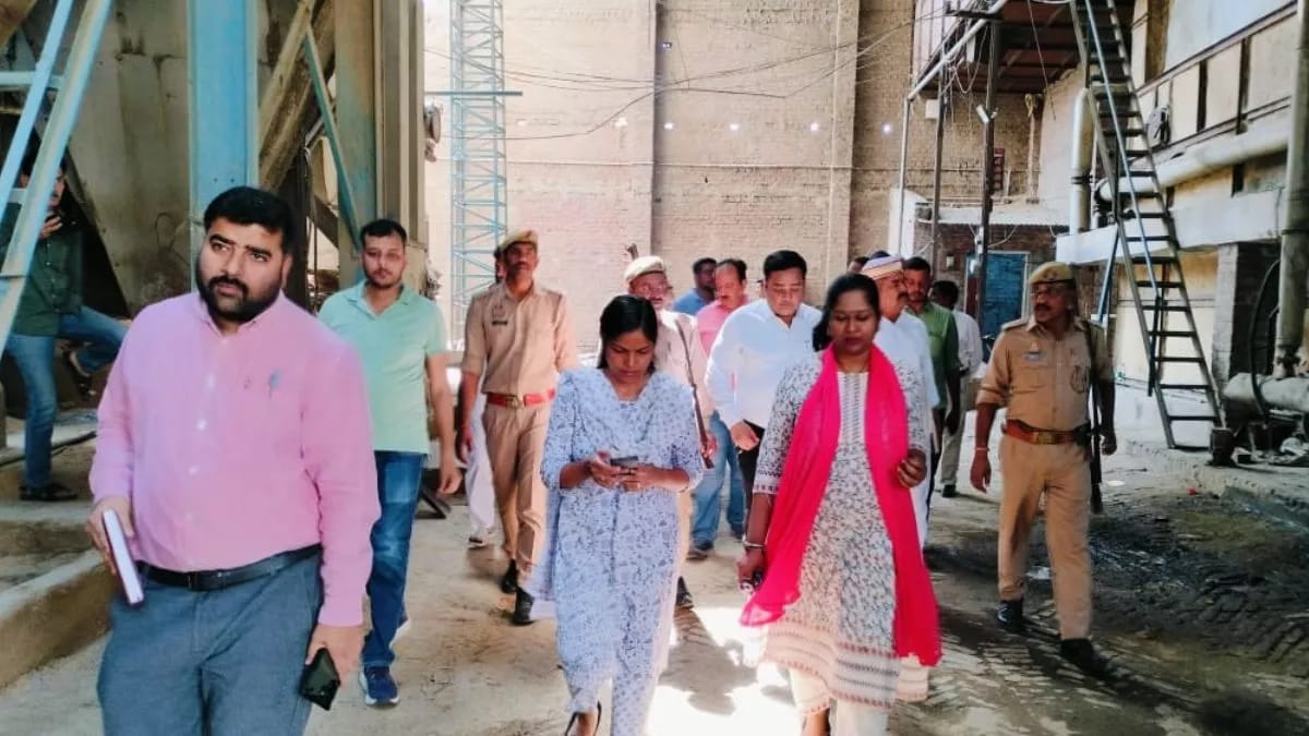 घटना की जांच को पहुंचे जिलाप्रशासन के अधिकारी घटना की जांच को पहुंचे जिलाप्रशासन के अधिकारी