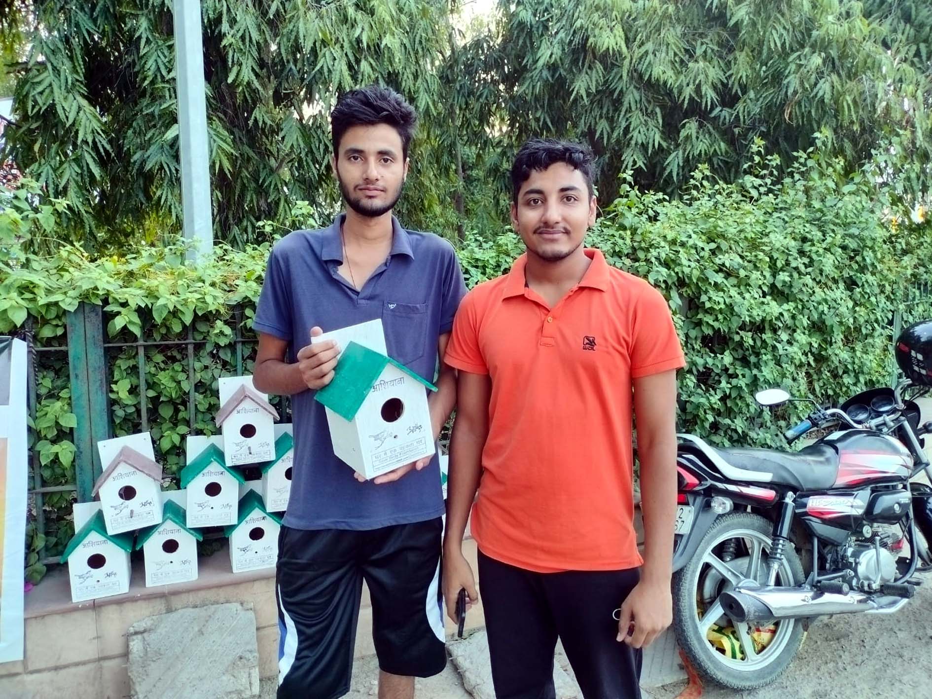 कृत्रिम घोंसला भेंट करते युवा। कृत्रिम घोंसला भेंट करते युवा।